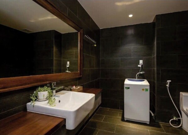 Regadera, toallas, jabón, papel de baño