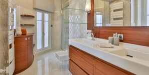 Shower, hair dryer, towels