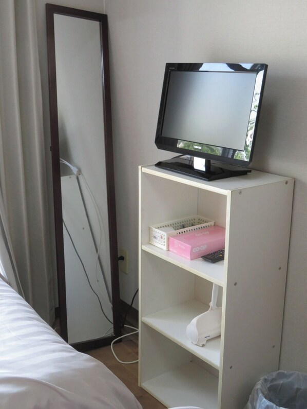 1 bedroom, desk, free WiFi, bed sheets
