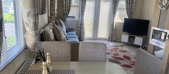 Seaside 2-Bed Caravan Retreat - Sleeps 6 & Parking