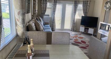 Seaside 2-Bed Caravan Retreat - Sleeps 6 & Parking