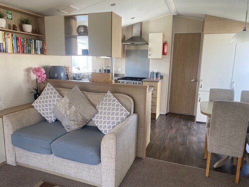 Seaside 2-Bed Caravan Retreat - Sleeps 6 & Parking