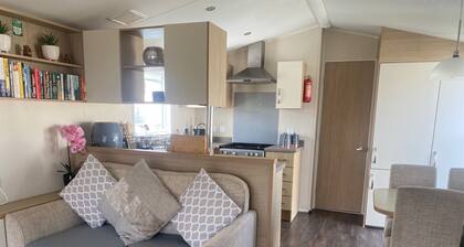 Seaside 2-Bed Caravan Retreat - Sleeps 6 & Parking