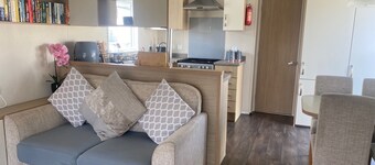 Seaside 2-Bed Caravan Retreat - Sleeps 6 & Parking