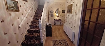 Abbeyfeale Home - Sleeps 6 - Convenient Location
