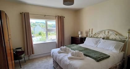 Abbeyfeale Home-Sleeps 6 -Private Garden