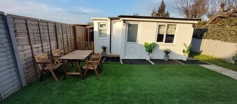 1 Bed-Sleeps 4-Private Garden-Free Parking