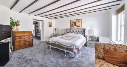 4 Bed-2 Bath-Sleeps 8-Large Garden-Pet Friendly