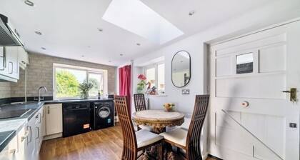 4 Bed-2 Bath-Bar-Pool Table-Library- Xmas venue