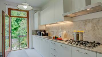 Een koelkast, een microgolfoven, een oven, een kookplaat