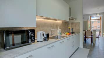 Frigorifero, microonde, forno, piano cottura