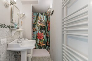 Haartrockner, Bidet, Handtücher