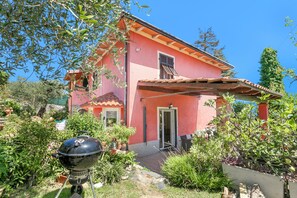 A pink house with a patio, a barbecue grill, and a garden. - Casa Fra Gli Ulivi - Ponente, Ameglia, Italy (Ameglia)