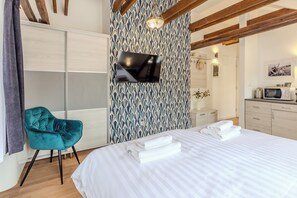 Free WiFi, bed sheets