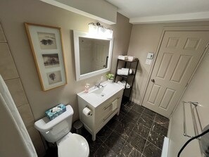 Secador de pelo, toallas, jabón y papel higiénico