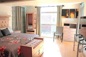 3 slaapkamers, een strijkplank/strijkijzer, gratis wifi, beddengoed