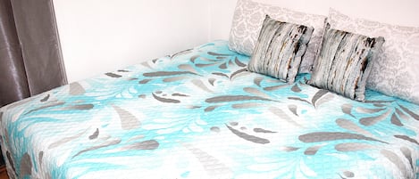 3 عدّة غرف نوم ومكواة/لوح كي وواي فاي مجانًا وملاءات أسرّة