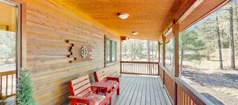 Mountain Retreat w/ patio - close to golf, fishing, hiking, & downtown