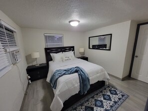 2 bedrooms, in-room safe, iron/ironing board, free WiFi - Where Something Beautiful Happens! (Babson Park)