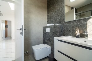 Douche, séchoir à cheveux, serviettes fournies