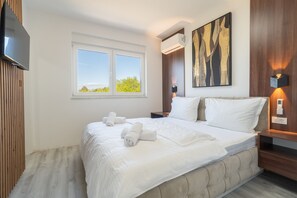 3 bedrooms, iron/ironing board, free WiFi, bed sheets