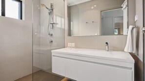 Dusche, Haartrockner, Handtücher
