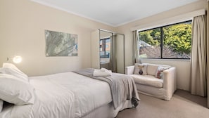 5 dormitorios, tabla de planchar con plancha, ropa de cama