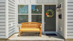 A wooden bench outside a house with a wreath on the door. - New Stylish Townhome in Cotswold with Ensuite Baths, Chef's Kitchen & EV Charger (Charlotte)