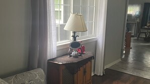 A living room with a sofa, a small table with a lamp, and a window with curtains. - Serene 2-bedroom house with WiFi in Crestline (Crestline)