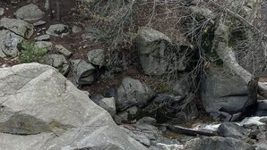 A natural rock formation with heart-shaped openings and a small stream flowing through it. - Serene 2-bedroom house with WiFi in Crestline (Crestline)