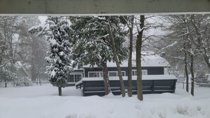 A snow-covered landscape with a house and trees. - Serene 2-bedroom house with WiFi in Crestline (Crestline)