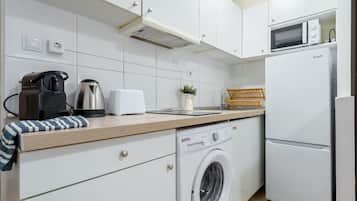 Kühlschrank, Mikrowelle, Wasserkocher mit Kaffee-/Teezubehör, Toaster