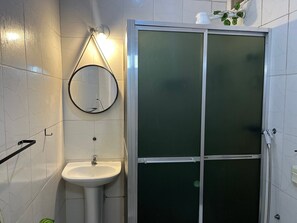 Appartement | Badkamer | Een douche, een haardroger, handdoeken, zeep