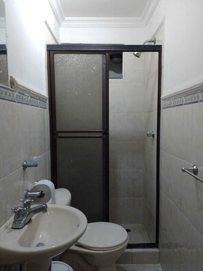 Towels, soap, toilet paper - 2 bedroom apartment - Manga Cartagena Colombia (Cartagena de Indias)