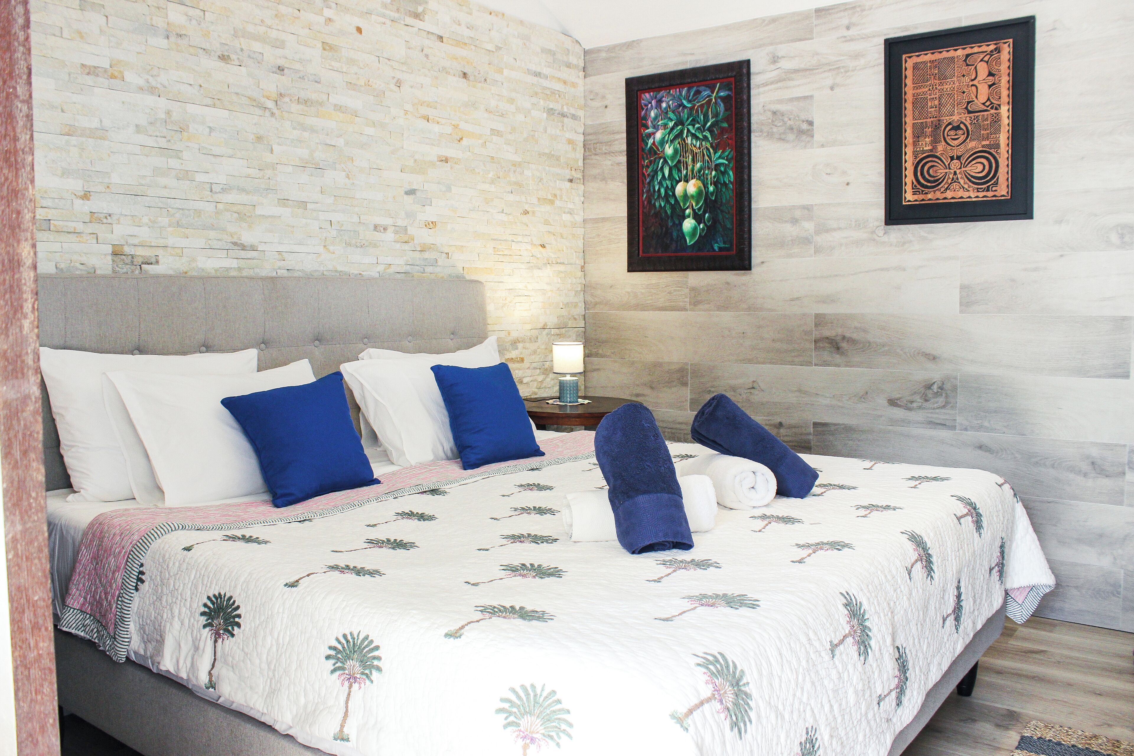 3 habitaciones, tabla de planchar con plancha, wifi y ropa de cama 