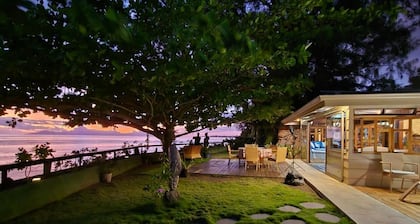 VILLA COCO LAGOON 3-bedroom amazing beach front villa in Punaauia with AC, WiFi.