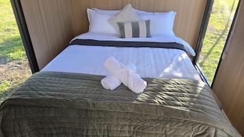 1 bedroom, bed sheets