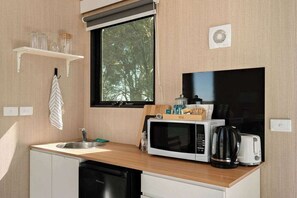 Réfrigérateur, micro-ondes, plaque de cuisson, grille-pain