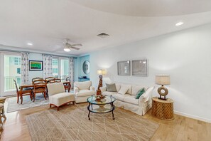 TV - Cozy condo close to beach with AC, W/D, fitness room & pool (Virginia Beach)