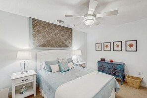 3 bedrooms, Internet, bed sheets, wheelchair access - Cozy condo close to beach with AC, W/D, fitness room & pool (Virginia Beach)