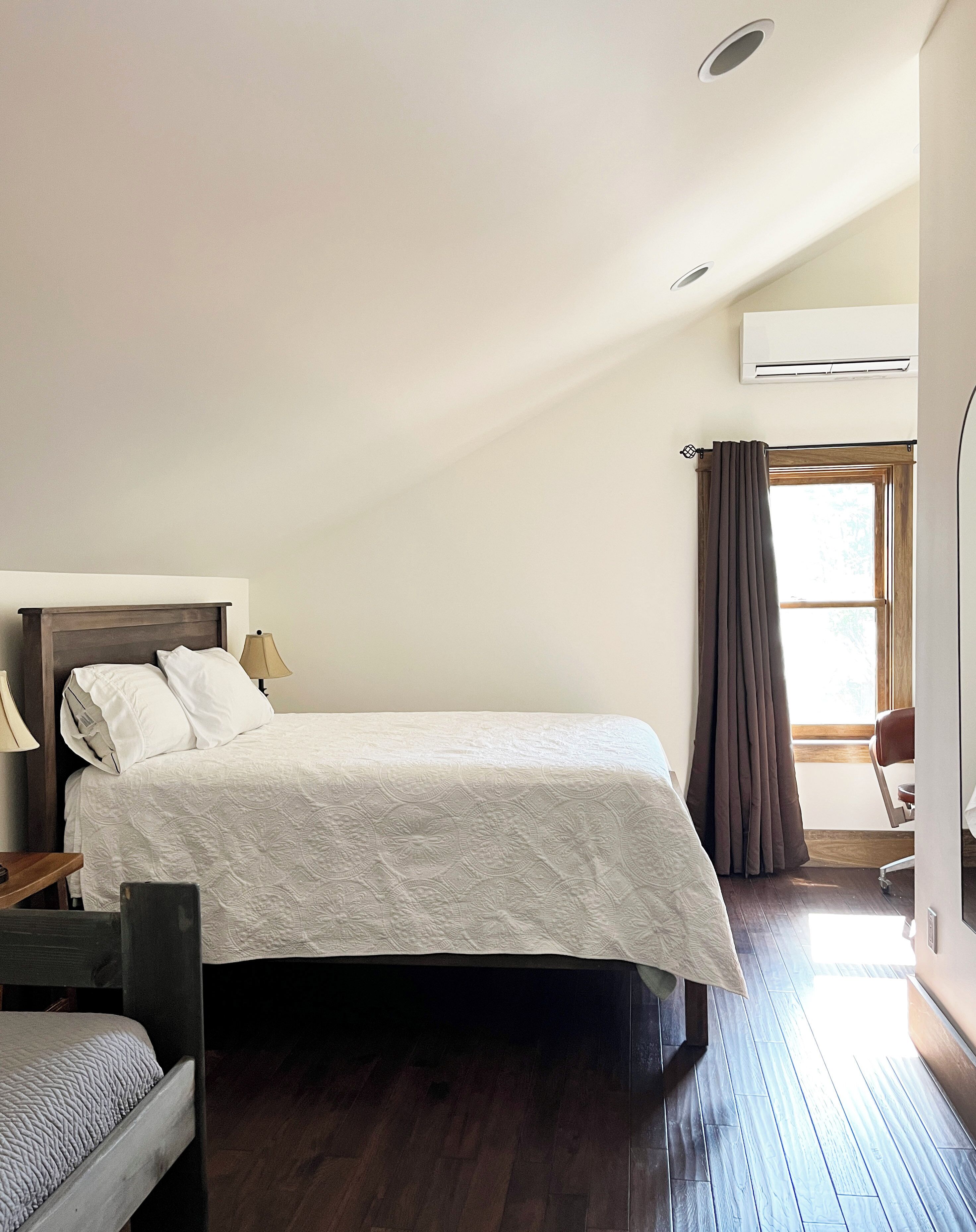 2 slaapkamers, een bureau, een strijkplank/strijkijzer, gratis wifi