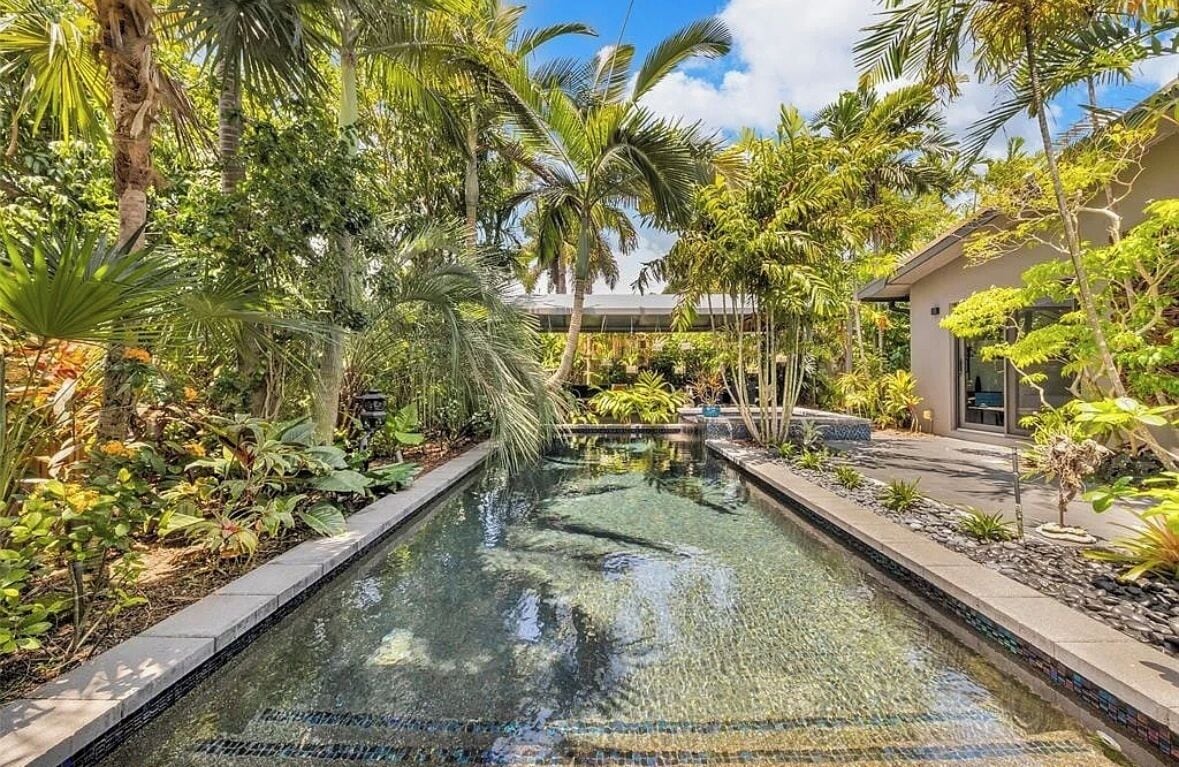 Utendørsbasseng og et oppvarmet basseng