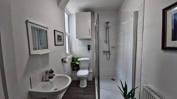 Serviettes fournies, savon, papier toilette