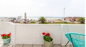 Terrace/patio - Stunning Beachfront Apartment (Bexhill)