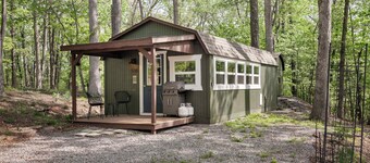 Tiny Cabin w Fire Pit Game Room and Dog Friendly