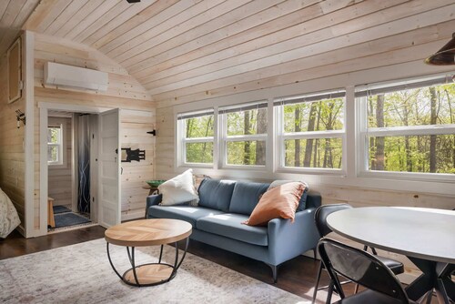 Tiny Cabin w Fire Pit Game Room and Dog Friendly