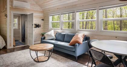 Tiny Cabin w Fire Pit Game Room and Dog Friendly