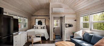 Tiny Cabin w Fire Pit Game Room and Dog Friendly