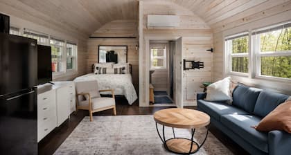 Tiny Cabin w Fire Pit Game Room and Dog Friendly