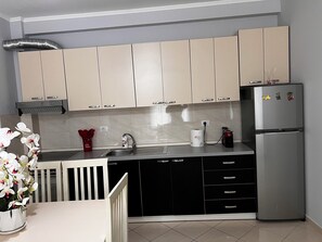 Fridge, oven, stovetop, dishwasher - Sun, Sea & Comfort – Apartment on Lungomare Boulevard (Vlora)